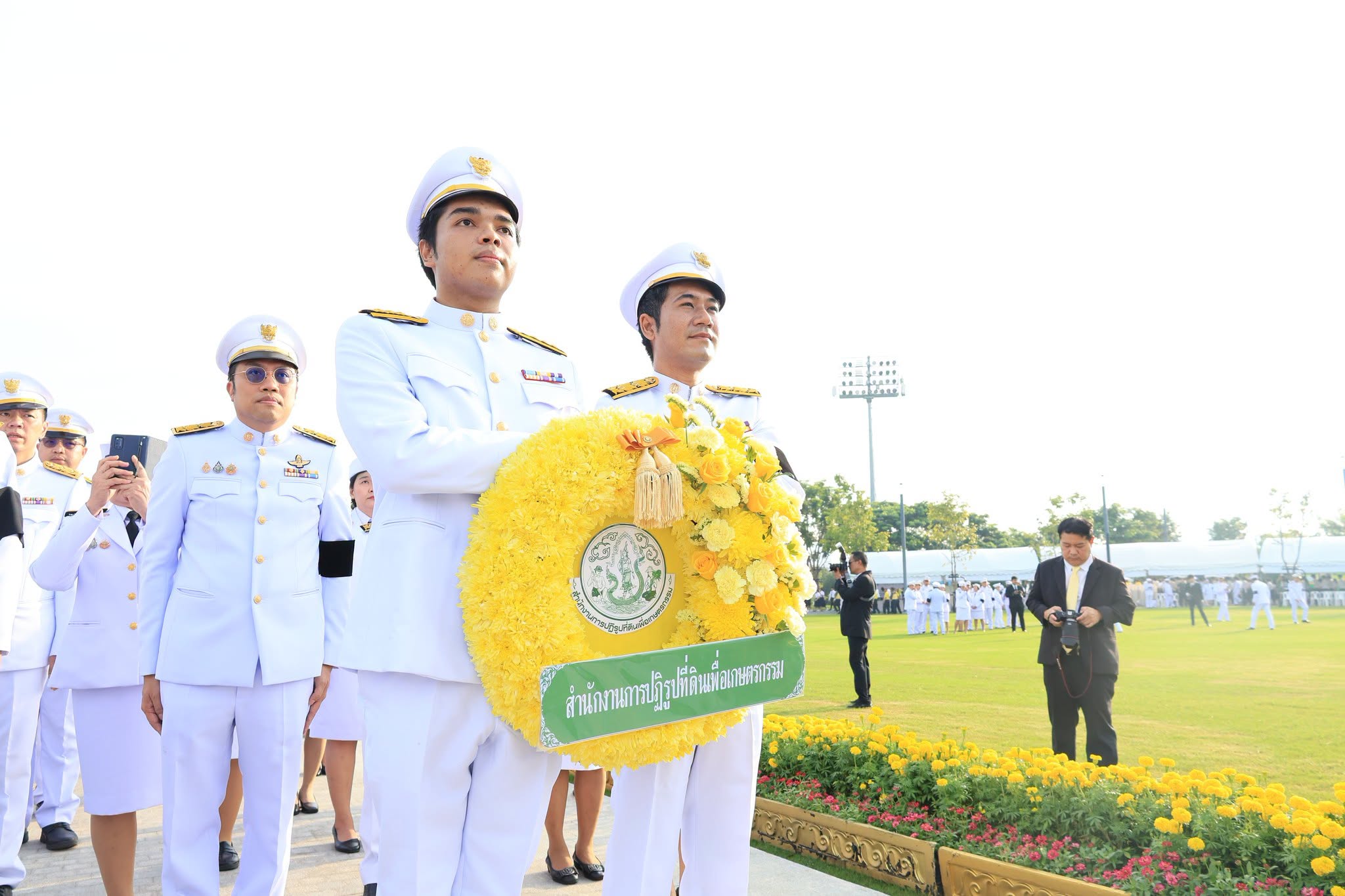 title - ส.ป.ก. ร่วมวางพวงมาลาถวายบังคมพระบรมราชานุสาวรีย์พระบาทสมเด็จพระบรมชนกาธิเบศร มหาภูมิพลอดุลยเดชมหาราช บรมนาถบพิตร เนื่องใน 